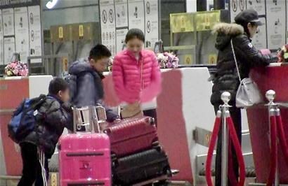 Trần Đình cùng hai con trai xuất hiện tại sân bay Bắc Kinh.